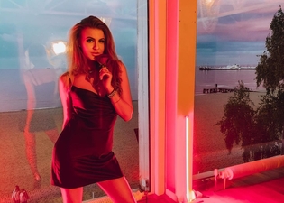 Wokalistka nowego girlsbandu disco polo SZPILKI zachwyca swoją kobiecością! Gwiazda wygląda jak milion dolarów!  