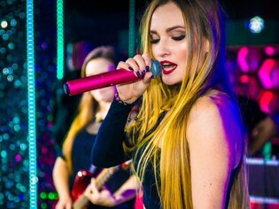 Zdjęła stanik i pokazała pośladki! Półnaga wokalistka disco polo walczy z hejtem!