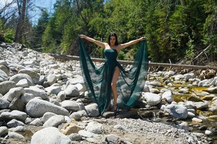 Wokalistka disco polo w wyzywającej sukience! Wiatr odsłonił jej okolice bikini!