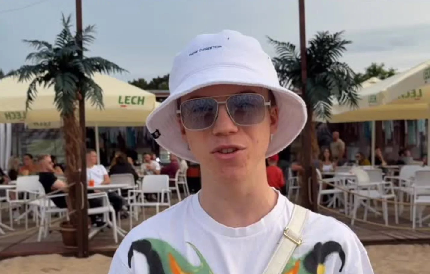 WonerS otwiera własną strefę na plaży w Gdańsku Brzeźnie. Będzie merch, leżaki i jego figura