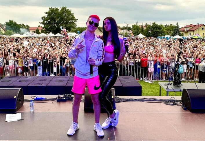 Woners przefarbował włosy na różowo! Zaskakujący krok artysty