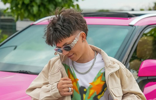 WonerS zachwyca nie tylko muzyką! Artysta pokazał swoje auto z logiem własnej marki WS