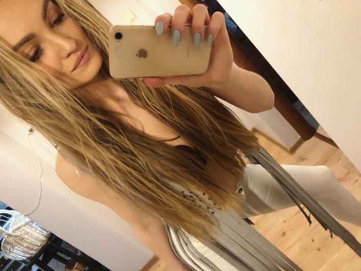 Hit czy przesada?! Artystka disco polo wystąpiła bez stanika! Trzyma go w rękach wypinając pośladki! 