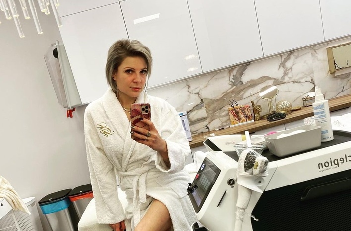 ”WOW, Ogień” - nowa fryzura Magdy Narożnej Piękni i Młodzi zszokowała wszystkich! Metamorfozę wokalistki skomentowała nawet gwiazda filmu 365 dni! 