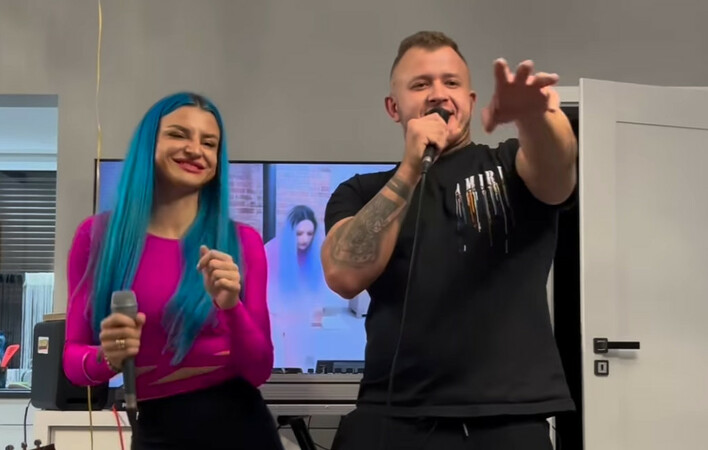 Wspólna domówka gwiazd ! Dawid Narożny Piękni i Młodzi i Agbe śpiewają swój hit „Ona działa na mnie jak„ na żywo! 