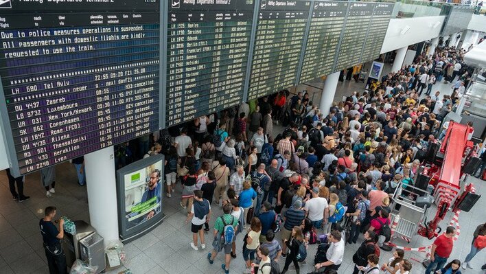 Wstrząsająca historia! Uwielbiany gwiazdor disco polo utknął na lotnisku! Nie wiadomo, kiedy wróci do domu!