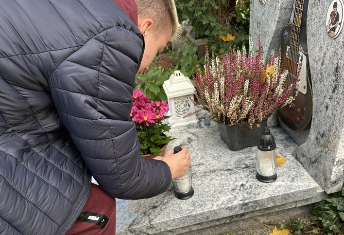 Wszystkich Świętych: WonerS, 14-letni talent, oddaje hołd muzykom i bliskim