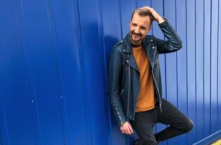 Wokalista disco polo pokazał tajemniczy tatuaż! Wiemy, kto na nim jest! 