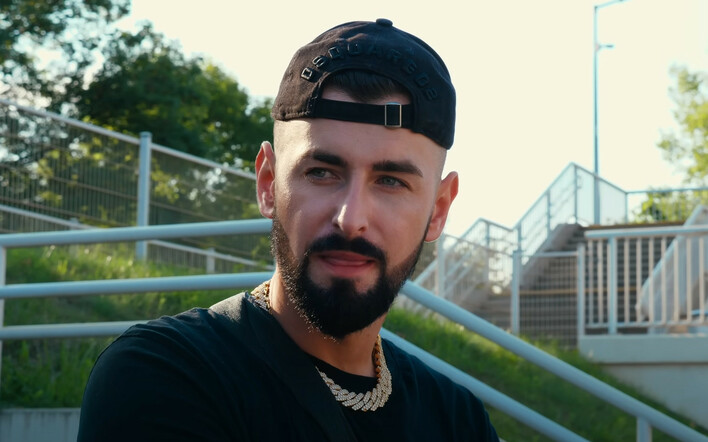 Wyjątkowa premiera od Matta Palmera: „Różowe Versace„ podbija serca Polaków!

