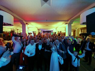 Wyjątkowe wesele Pięknych i Młodych! Para młoda nie kryła wzruszenia! 