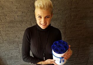 Wyjątkowy gest! Magda Narożna (Piękni i Młodzi) podczas koncertu wyróżniła tancerki śpiewając im gromkie "Sto lat" | VIDEO