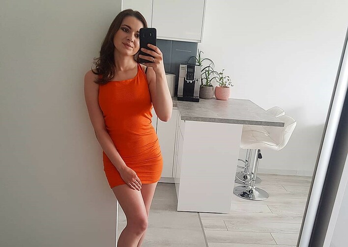 Wyjątkowy gust gwiazdy disco polo! Piękna wokalistka zapozowała w niezwykle krótkiej mini! 
