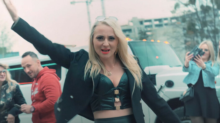 Nowa piękność w disco polo! Karolciaa zaatakował rynek premierą „Brave Girl„. Trafi do czołówki gwiazd? 