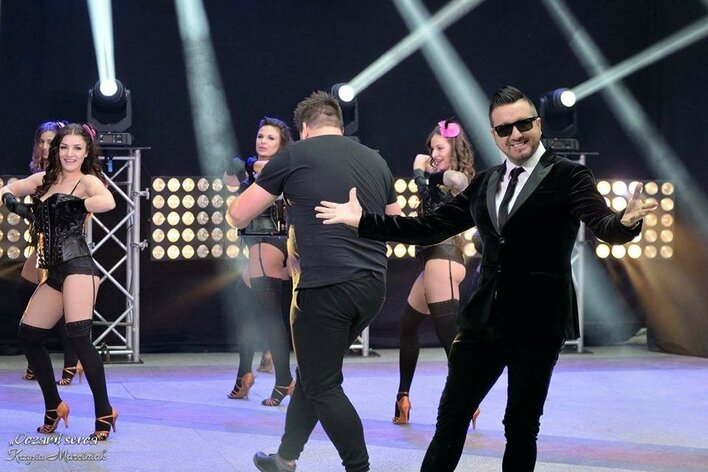 Wykonawca disco polo w kabarecie? To możliwe! Koniecznie zobaczcie | VIDEO