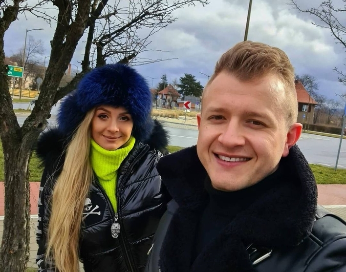 Wylał się hejt na rodzinę Dawida Narożnego. Gwiazdorowi puściły nerwy. Artysta staje w obronie rodziny i mocno punktuje internautów.
