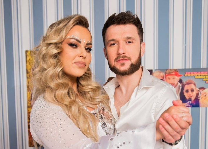 Gwiazdy disco polo przyłapane w czułych objęciach! Wiemy co łączy Paule Karpowicz Topky i Karola Zawrotniaka Defis | Zobaczcie FOTO 