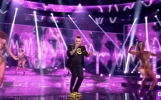 Występ Artysty disco polo podczas Sylwestrowej Mocy Przebojów zapamiętamy na długo! To była prawdziwa eksplozja wulkanu!