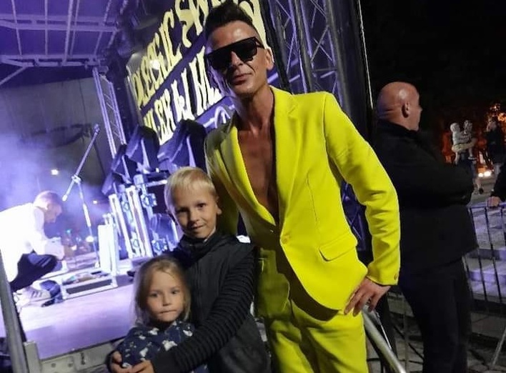 Wzruszający moment gwiazdora disco polot! Lider zespołu Milano z małym dzieckiem na scenie!