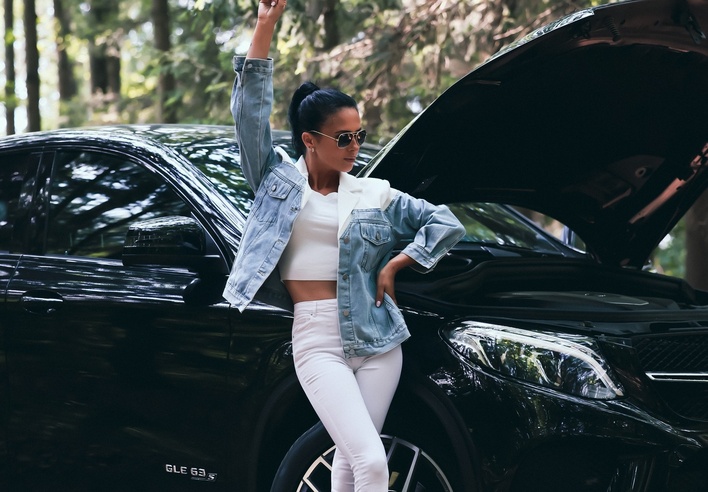 Yoko kusi stylizacją przy luksusowym Mercedesie! Wokalistka disco polo zachwyca figurą i klasą