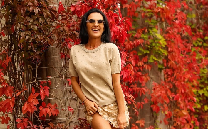 Yoko rozpaliła sieć swoją jesienną stylizacją. Beż, złoto i nogi w kozakach do nieba