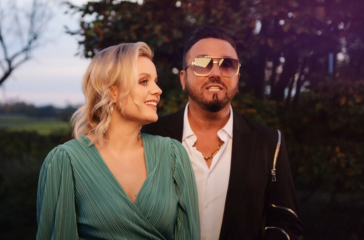 „Z Tobą czuję się młodo„ - Perła Disco Polo! Niezwykła produkcja, którą pokochała cała Polska! Andre i Chilli stworzyli coś wyjątkowego!