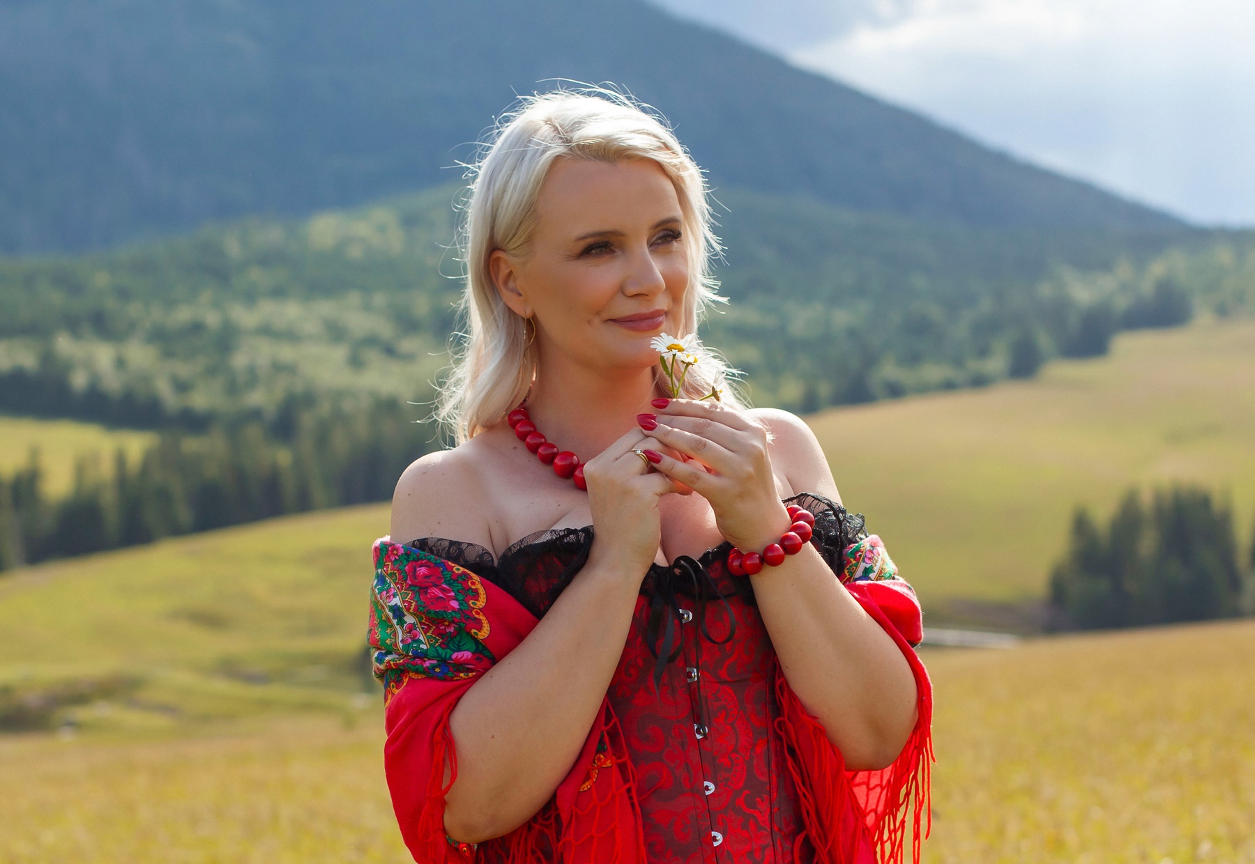 „Za Góralem Chodzę” od Kogiel Mogiel to folkowa premiera! Na wokalu piękna i zdolna Agnieszka! 