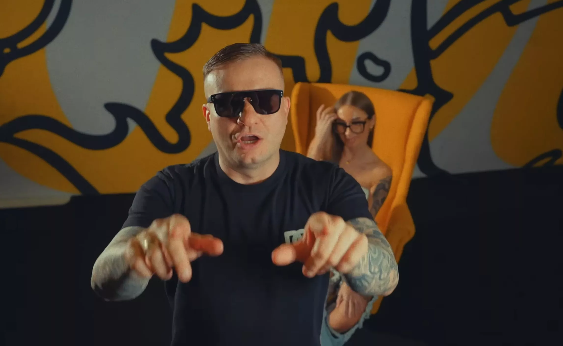 „Za oknem deszcz” od Coco Boyss mocno ruszył po premierze. Liczby i komentarze robią wrażenie!