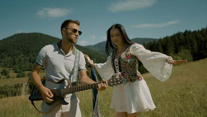 „Za te Twoje piykne łocka” to hit! Iwona Cichoń łączy folk i disco polo, a teledysk zachwyca klimatem gór