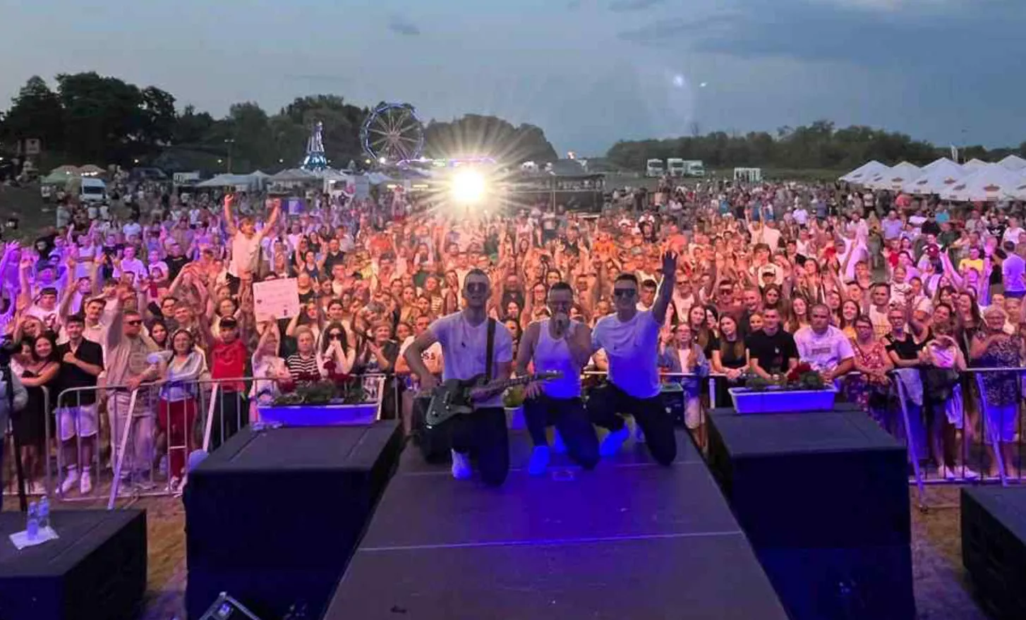 Zabrakło prądu na koncercie, a Playboys zaśpiewali „I love you” bez podkładu. Tak grają gwiazdy disco polo na żywo! 