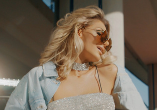 Zachwycająca Małgorzata Główka z CamaSutry przyciąga uwagę śmiałym dekoltem