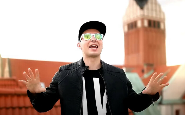 „Zakochać Się„ w nowej aranżacji: Łukasz Gesek odświeża swój przebój