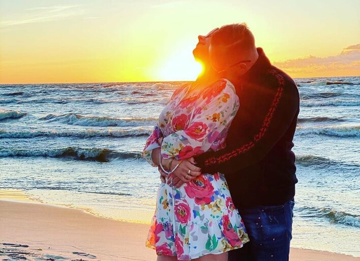 Zakochana Magda Narożna w objęciach ukochanego! Wokalistka disco polo nie kryje się z miłością!