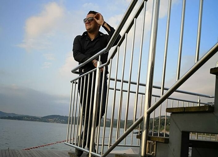 Zamek, wyspa i prywatny hejnalista! Uwielbiany wokalista disco polo zaskoczył wszystkich!