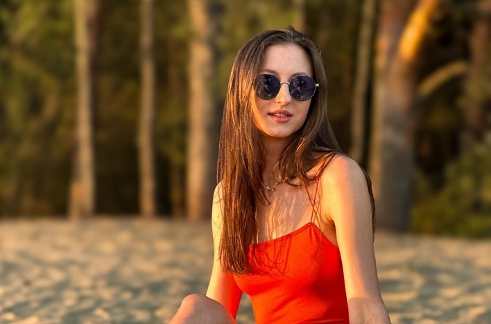 Zapomnij o innych gwiazdach! Wapniaczka w czerwonej sukience podbija disco polo!