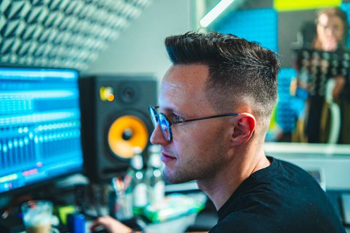 Gwiazdor disco polo zamknął się w studiu nagraniowym! Będziecie zaskoczeni z kim współpracuje Jakub Urbański - Playboys! 