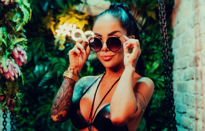 Klaudia Zielińska podbija rynek muzyczny HITEM „Jambo „Znowu czuję lato„! Ta nowość robi furorę w sieci!
