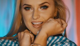 Zaskakująca premiera! Piękna listonoszka podbije rynek disco polo? | VIDEO