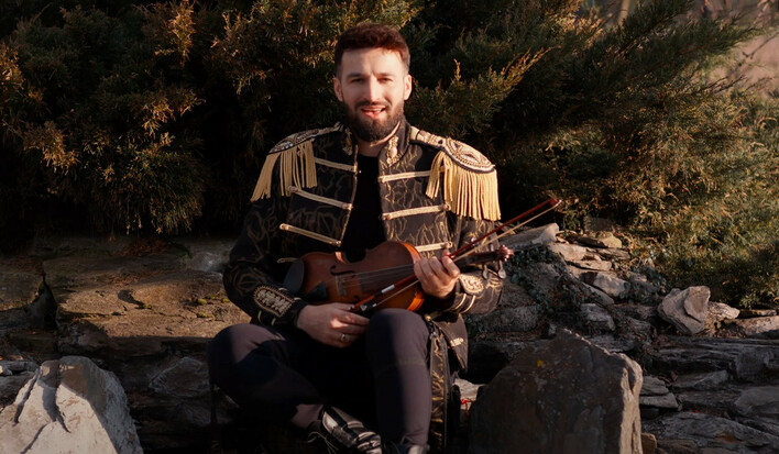 Zaskakująca nowość Capitan Folk! Skrzypce w Disco Polo? Sprawdź, jak brzmi „Miłość Wymarzona„