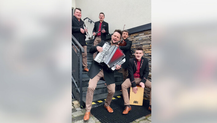 Zaskakujący występ Kapeli Roy - „Ona lubi pomarańcze„ w góralskim stylu!