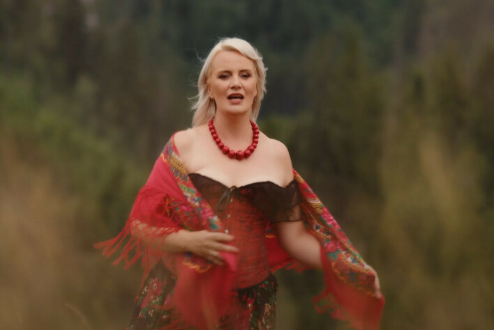 Zaśpiewała „Za Góralem Chodzę” i poruszyła serca – Agnieszka i Kogiel Mogiel z folkową nowością lata 2025

