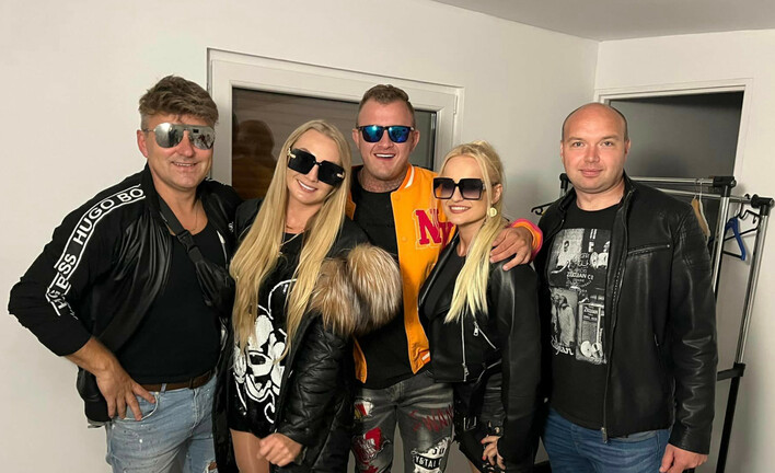 Zaśpiewali na żywo hit „Zrobię z Ciebie Pannę Młodą„, którym podbili listy przebojów! Dawid Narożny i Endrju razem na scenie!