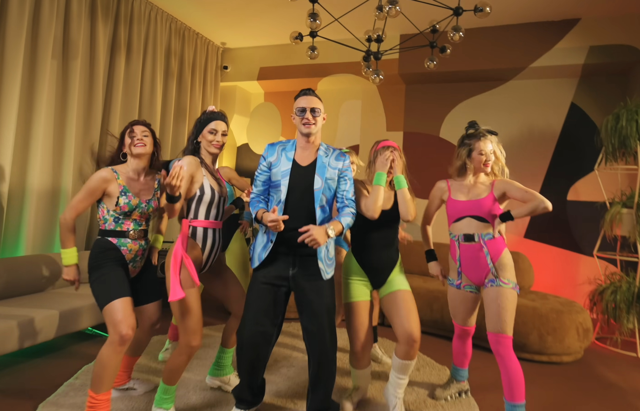 „Zatańczymy densa” zespołu Playboys bije rekordy oglądalności – teledysk podbija YouTube w ekspresowym tempie