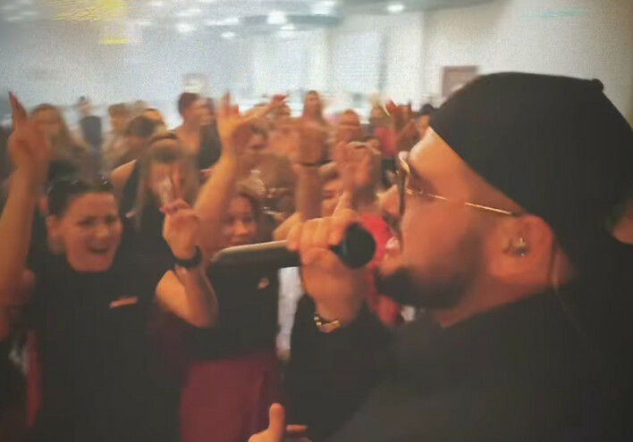 Zawrót głowy na scenie?! Artysta disco polo Joker zachwycił elektryzującym występem. Ten HIT znają wszyscy?! Nie w takiej odsłonie  VIDEO