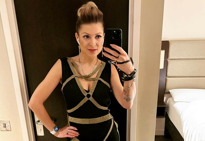 ZDJĘCIA SZOKUJĄ! Magdalena Narożna wraca do kontrowersyjnej fryzury! Czy fanom spodoba się nowy/ stary look wokalistki zespołu Piękni i Młodzi?