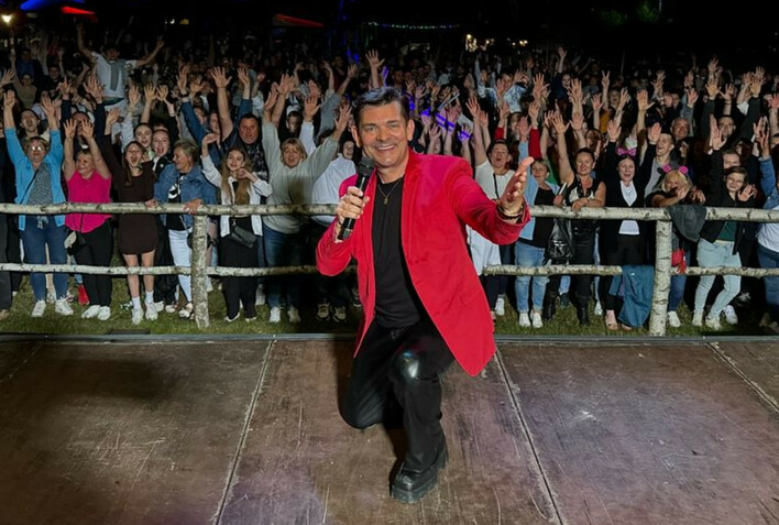 Zenek Martyniuk w młodości: Gwiazda disco polo nie do poznania na archiwalnym zdjęciu
