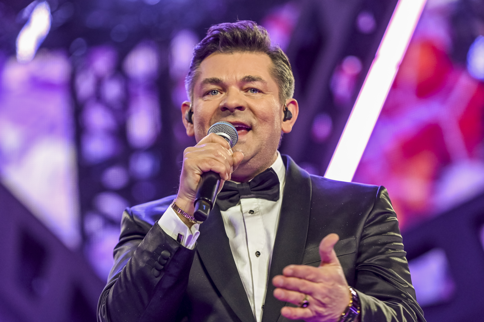 Zenek Martyniuk zaskoczony po koncercie – fanki przygotowały dla niego coś wyjątkowego

