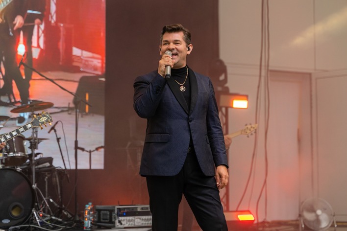 Zenon Martyniuk - zespół Akcent. Ile ma lat? Skąd pochodzi - wykształcenie i najważniejsze informacje o życiu króla disco polo