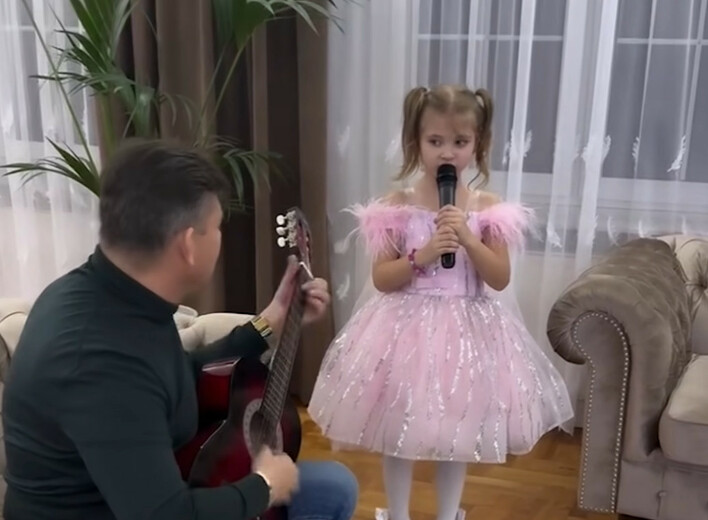 Zenon Martyniuk nie mógł powstrzymać łez! Jego wnuczka Laura pięknie śpiewa! Zobaczcie nagranie