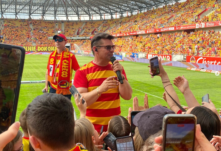 Nie uwierzysz! Zenon Martyniuk zdradził się z nowym utworem dla Jagiellonii Białystok! „piosenka o miłości kibiców do klubu„
