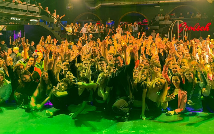 Zenon Martyniuk rozgrzał klub Chicago Broszki! Król disco polo w znakomitej formie
